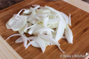 Tortilla de Patatas - Slice the onions