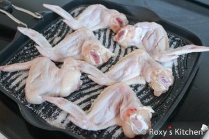 Grilled Chicken Wings (Saramura de Aripioare) - Sprinkle wings with a dash of pepper and place them in the pan.