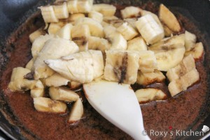 Grilled Banana Sauce with Ice Cream - Add the banana pieces and cook for 2 to 3 minutes.