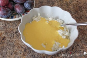 Add over the cheese mixture together with the beaten egg whites and vanilla sugar.