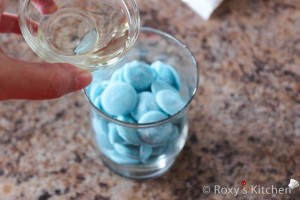 Microwave the blue candy melts with 1 tablespoon of oil at 40% power for 30 seconds.