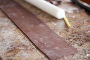  Use a piece of string to measure the cake around and another one to measure the side of the cake. Also, you want the cake strip to be a little taller than the cake so take that into account when you cut your fondant strip. 
