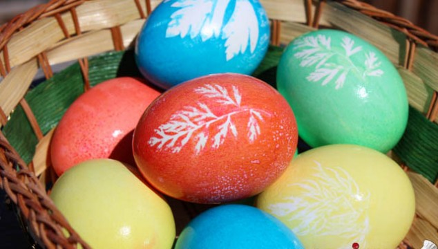 Easter Eggs with Leaf Imprints - Oua de Paste Decorate cu Frunze