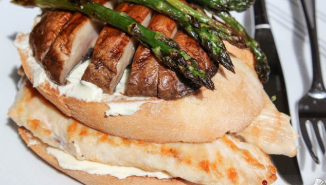 Grilled Chicken, Asparagus & Mushrooms Sandwich / Pui la Gratar cu Sparanghel si Ciuperci