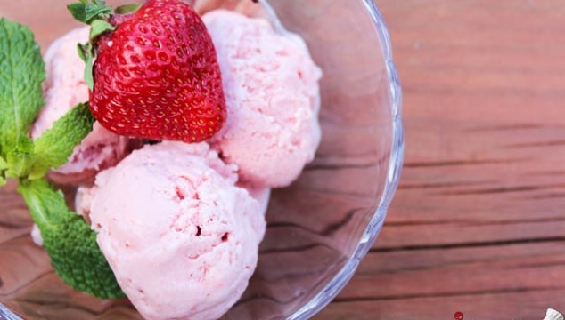 Homemade Strawberry Ice Cream / Inghetata de Capsuni