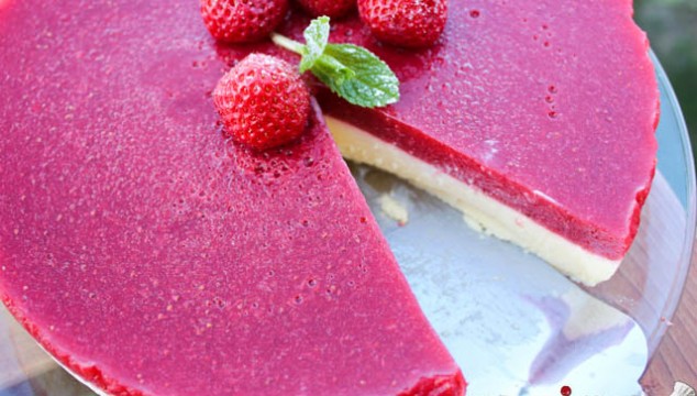 No-Bake Summer Cake - Vanilla Mousse with Strawberry Jelly / Tort cu Mousse de Vanilie si Jeleu de Capsuni