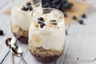 4-Ingredient Banana Blueberry Parfait | Roxy's Kitchen #breakfast #parfait #blueberries #banana #greekyogurt