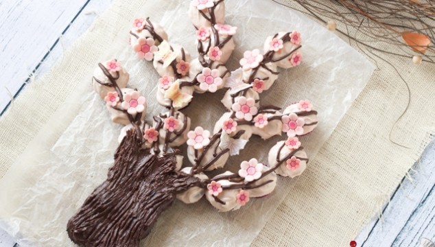 Spring Blossom Tree Made Out of Cupcakes | Roxy's Kitchen