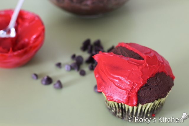 Ladybug Cupcakes - Make the wings out of red frosting.