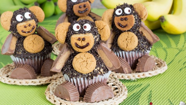 Quick & Easy Nutella Peanut Butter Monkey Cupcakes | Roxy’s Kitchen – 3-ingredient cupcakes, easiest frosting ever and so easy to decorate with your kids!