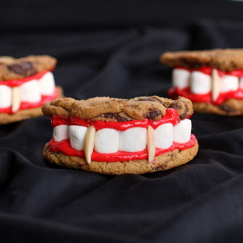 15 Genius Halloween Treats  - Dracula's Dentures / Cookie Marshmallow Teeth