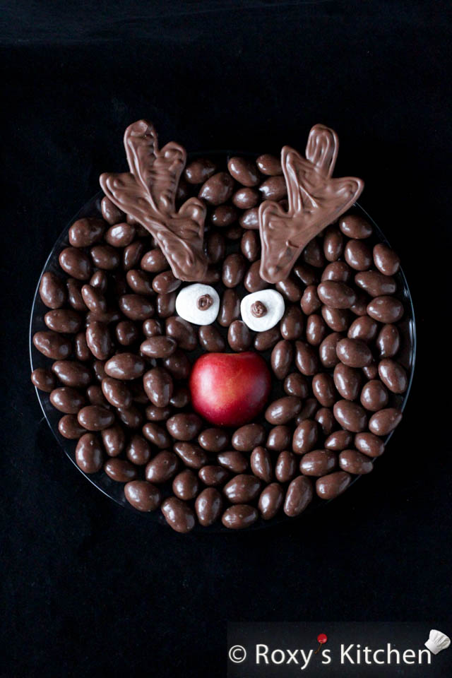 Easy Chocolate Reindeer made out of almond-covered chocolate. 
