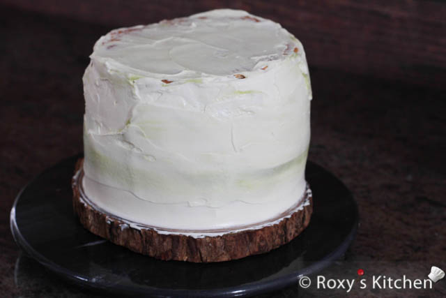 Spread it with a spatula and smooth it out. Refrigerate the cake for 30 minutes. 