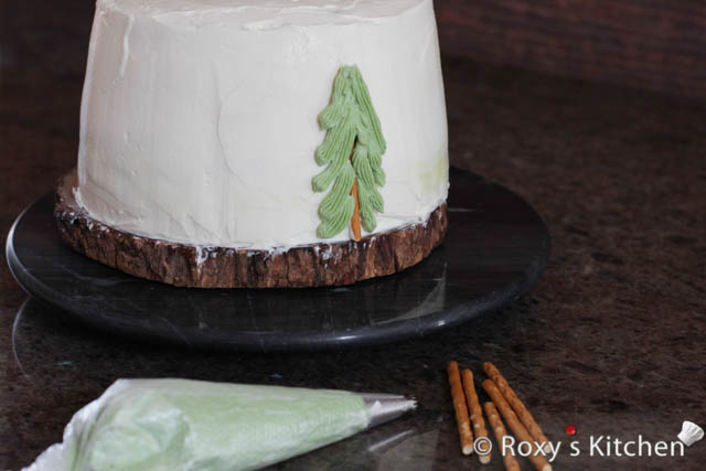 Place a stick on the side of the cake. Pipe the pine tree branches as shown below. 