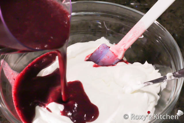  Add the whipped cream over and mix slowly. 