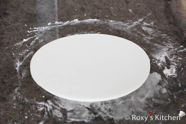 Cut out a circle that’s 25 cm (10 inches) in diameter.