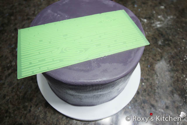 To achieve the wood look on the cake you need a tree bark fondant impression mat. 