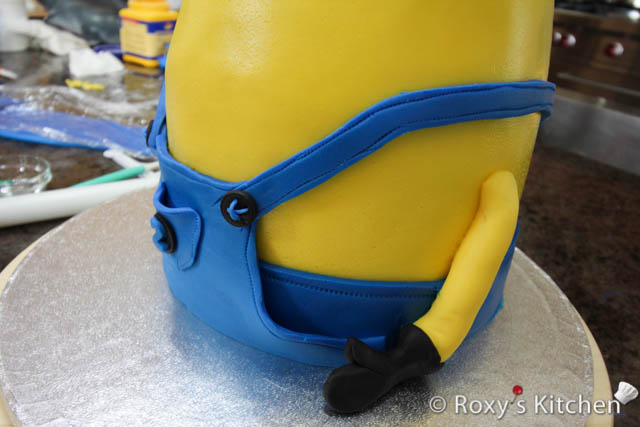 Roll some thin ropes out of yellow fondant to make the arms. 
