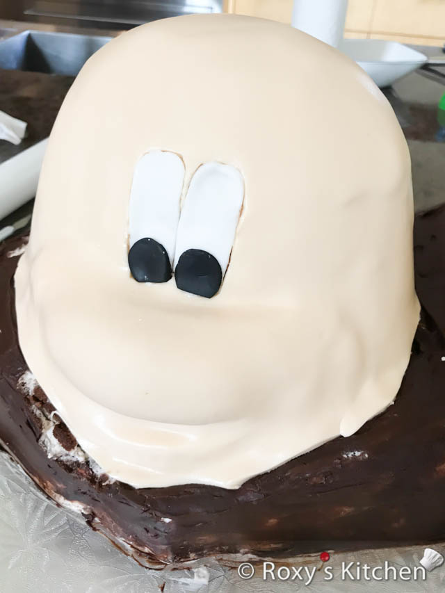 I covered Mickey’s face with tan-coloured fondant and made its eyes as seen in the picture. 