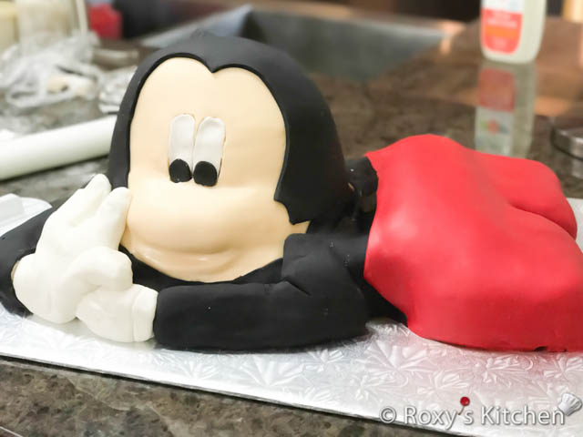 I used red fondant to make Mickey’s pants.  