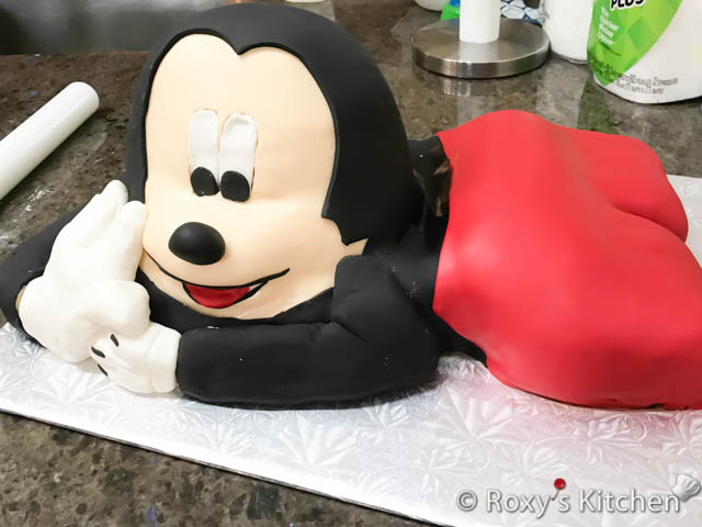 I made the tongue out of a bit of red fondant and the mouth contour out of black fondant. Also, let’s not forget the cute nose made out of black fondant! 
