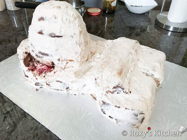 Note that if you freeze the cake for 1-2 hours (cover it with plastic wrap before), it’s easier to carve it without it crumbling. If not, at least store it in the refrigerator for a few hours so that the buttercream sets and the cake becomes more stable. 