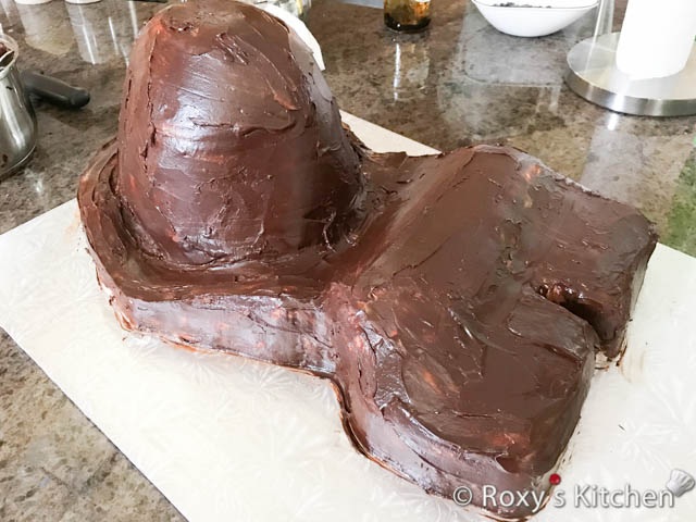 Then, I kept it in the fridge for 1-2 hours and I applied another layer of chocolate ganache. You can smooth it out as much as you can with a spatula. 