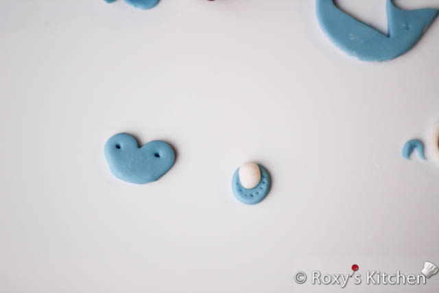 Then, I made the pacifier handle using a bit of blue and white fondant. 