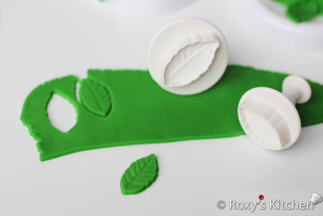 For the leaves, you just need to roll green fondant about 0.6 cm (1/4’’) thick and cut out the leaves using the leaf cutter and embosser. 