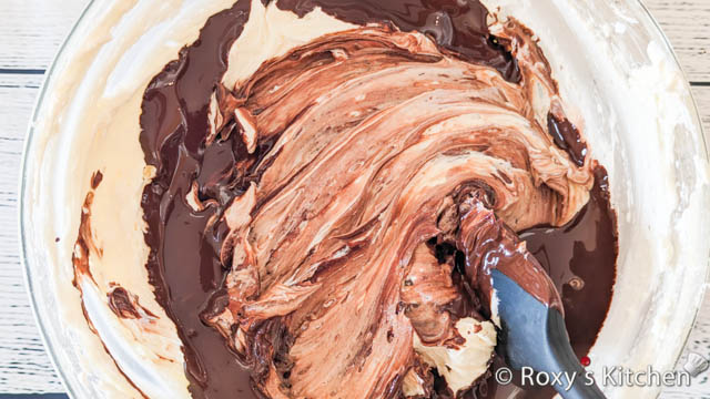 Pour the chocolate over the butter mixture and mix thoroughly with a spatula. 
