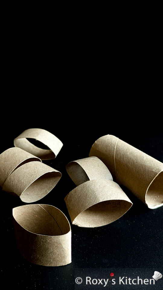 Cut the paper towel cardboard core in 4 cm (~1.5’’) pieces. 