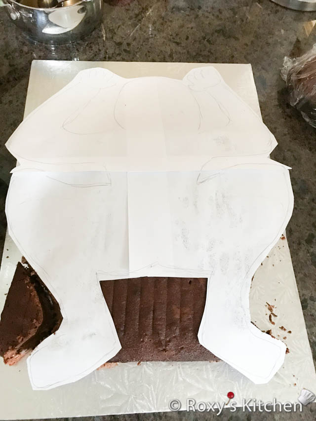 I made a paper template so that I can use it as a guide to carve the cake. 