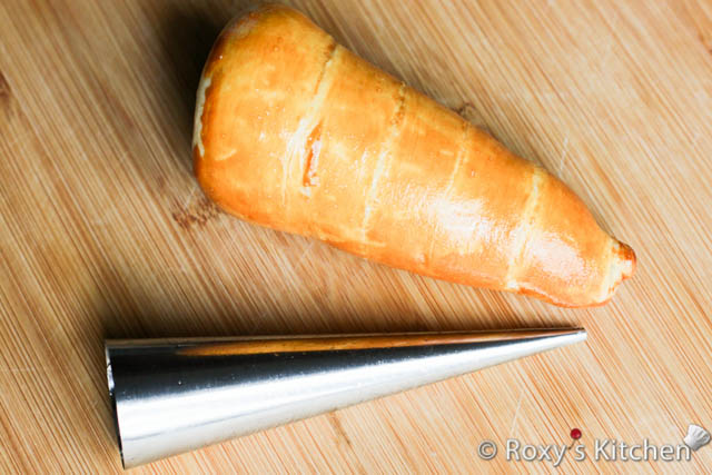 Remove the horn molds from each baked cone.