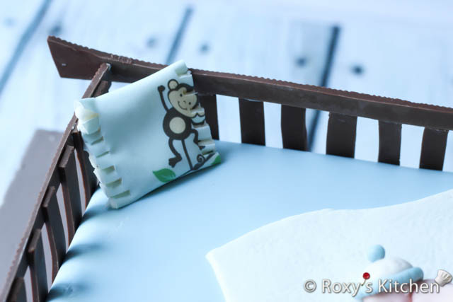 Baby pillow with monkeys made out of fondant 