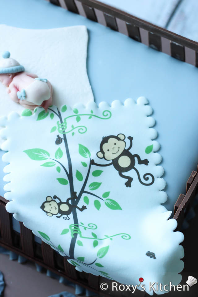 Baby blanket with monkeys made out of fondant 
