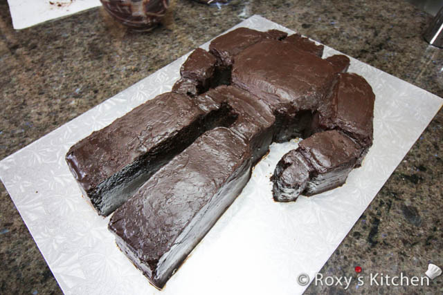 Then, keep it in the fridge for 1-2 hours and apply another layer of chocolate ganache.