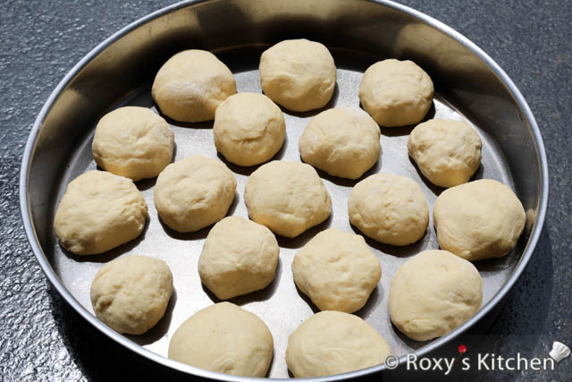  Place the rolls in a greased baking dish or on a baking sheet lined with parchment paper, leaving a little space between each roll.