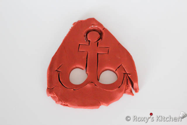 Use a 2.5 cm (1’’) round cookie cutter and an X-Acto knife to cut out the anchor shape as seen in the pictures below. 