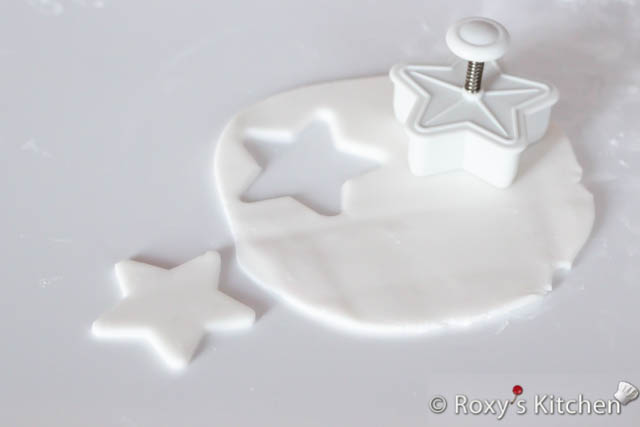 Use the fondant rolling pin to roll out some white fondant about 1/3 cm (1/8’’) thick. 