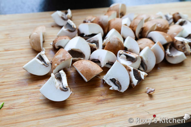 Cut the mushrooms into quarters. 