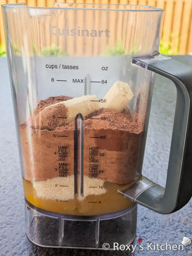 Add the eggs, sugar, cocoa powder, and the peeled bananas to a blender. 