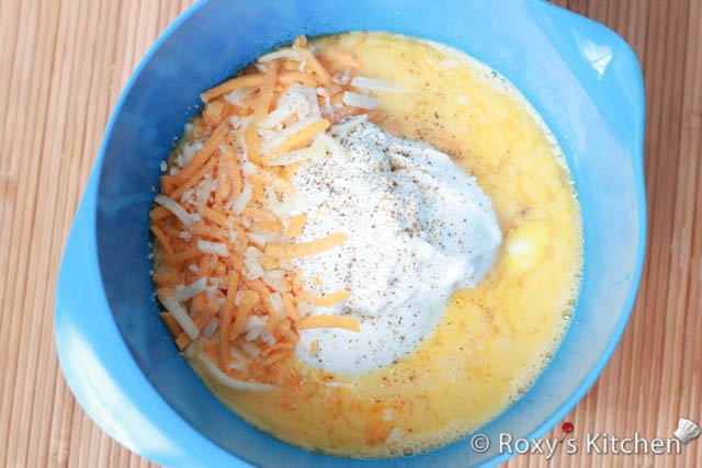 Mix the beaten eggs, sour cream, salt, pepper and half of the grated cheese.