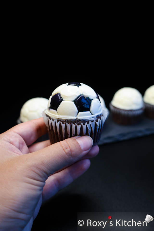 Get ready to kick off your cupcake decorating game with these adorable Soccer Ball Cupcakes that will score big points at any sports-themed party or game-day gathering. 