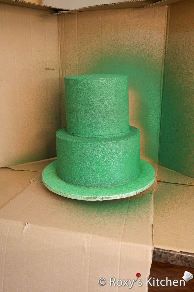 How to make green turf on a cake using chocolate and a spray gun