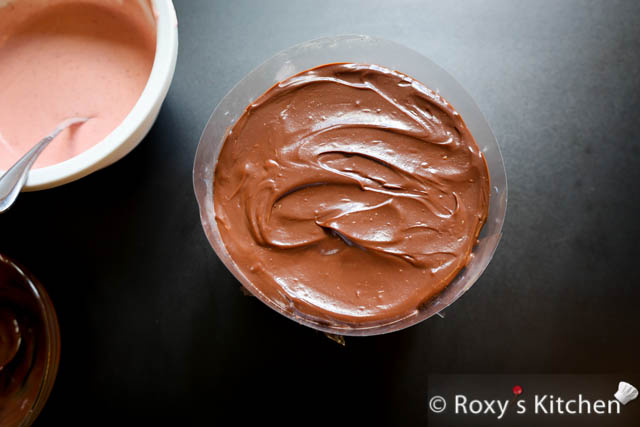 Add the 2nd cake layer, moist it with sugar syrup, spread half of the remaining chocolate ganache filling and half of the remaining strawberry mousse. 