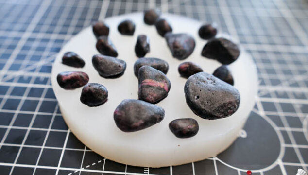 Realistic-Looking Rocks or Pebbles for Cake Decorating 