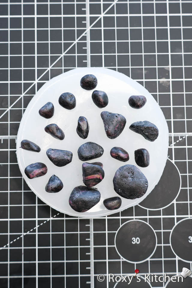 How to Make Realistic-Looking Rocks or Pebbles for Cake Decorating 