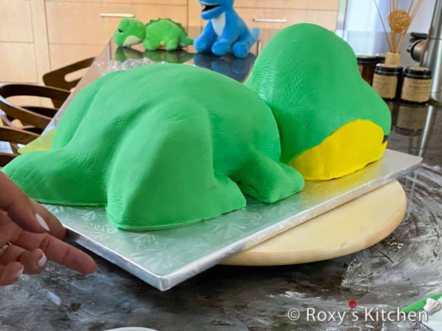 Cover the cake in sections - first the head, followed by the body.