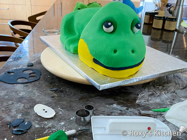 Make the eye sockets, eyeballs and pupils and attached them to the cake using a bit of water as glue. 