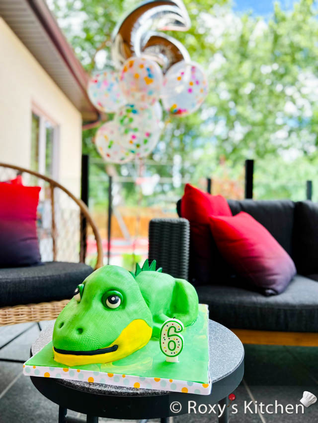 How to Make a Green Dinosaur Cake - 6th birthday party